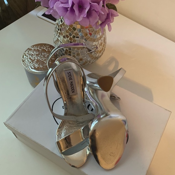 Silver and also with heels. - Picture 2 of 4